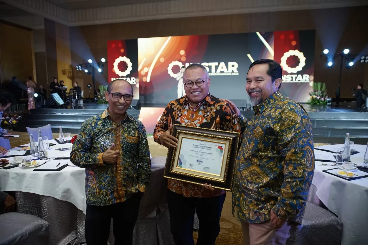 Head of Corporate Communication IFG, I Gede Suhendra Kertanugraha (tengah), saat menerima penghargaan dan pengakuan dari Indeks Integritas Bisnis Lestari (Instar) atas praktik keberlanjutan IFG.