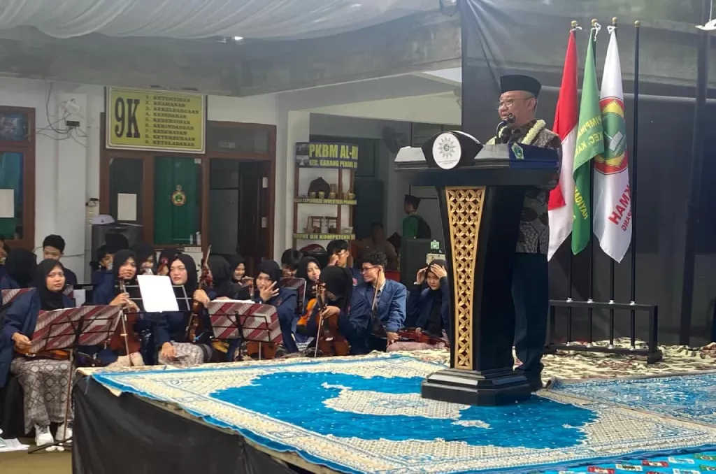 Mendikdasmen Prof. Abdul Mu'ti saat bersama Orkestra SMAMX di Sampang. Foto: Istimewa 
