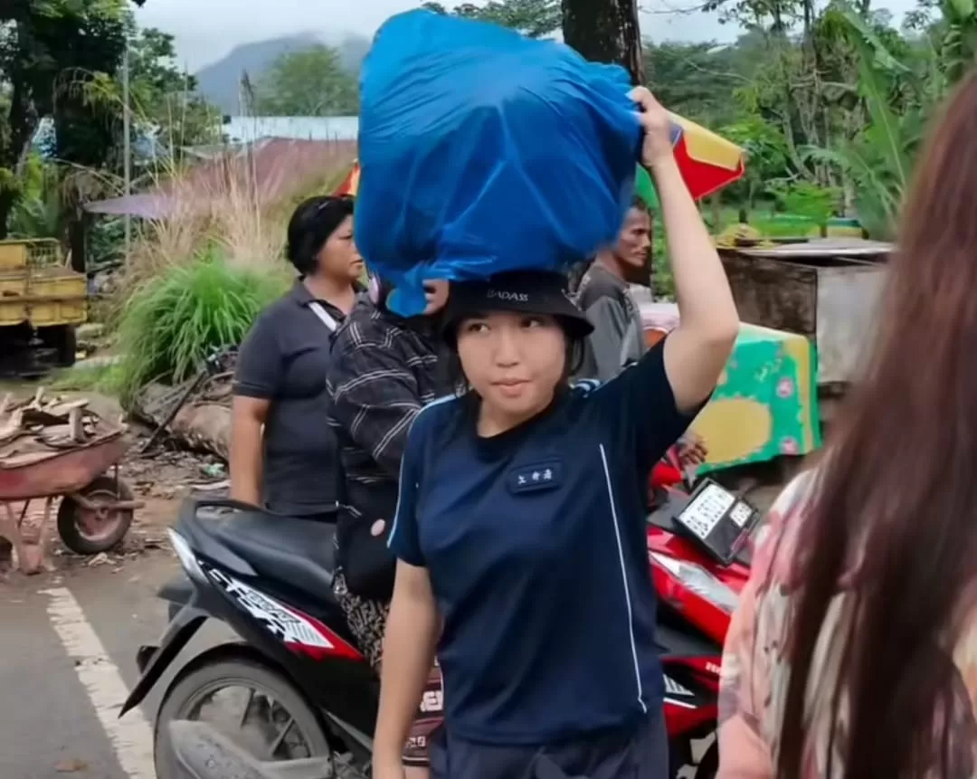 Tangkapan layar seorang wanita yang rela berjalan menyusuri hutan dan gunung selama lima jam demi menjemput bantuan logistik. (TikTok/Apa Aja)