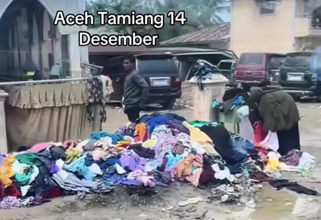 Banyak baju donasi yang menumpuk di pinggir jalanan di Aceh. (Instagram/berkahberbagi.id)