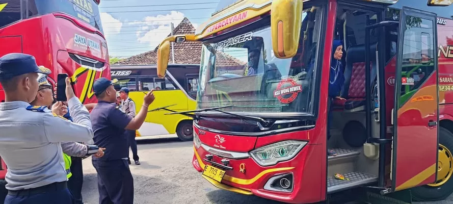 Ramp check angkutan umum Rembang pastikan bus laik jalan dan pengemudi sehat jelang Natal-Tahun Baru 2025.
