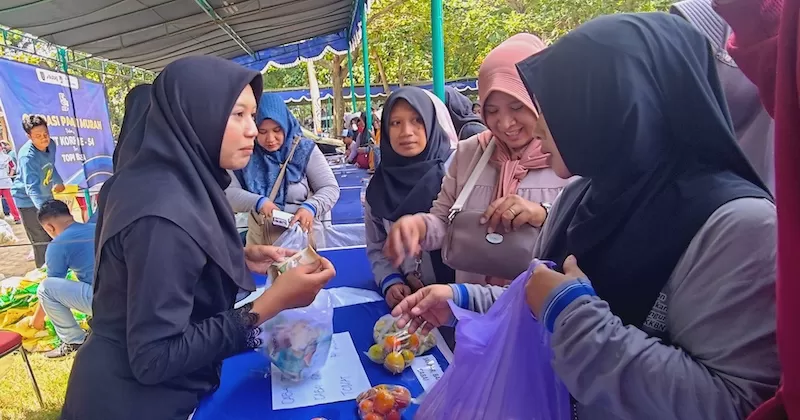 Pasar murah Pemkab Rembang di TRP Kartini diserbu warga. Paket sembako Rp77 ribu ludes, harga pangan jauh di bawah pasaran.