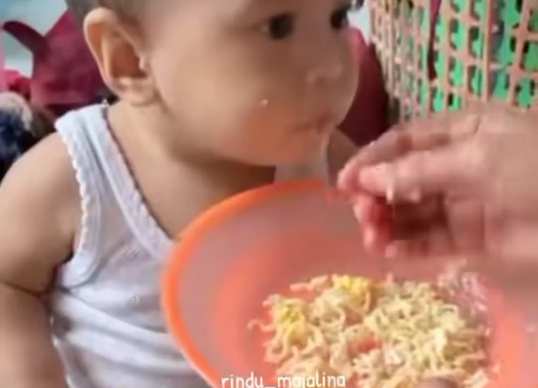 Tangkapan layar saat seorang ibu korban banjir di Aceh Tamiang terpaksa memberi mi instan anaknya selama 11 hari berturut-turut karena bahan makanan yang terbatas. (TikTok/rindumajalina)