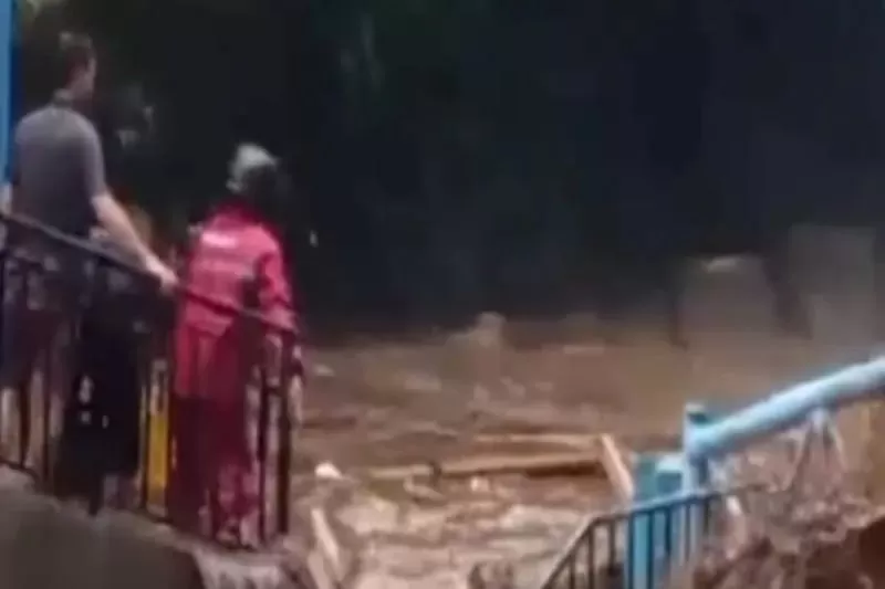 Banjir bandang melanda wisata Guci Tegal, Pancuran 13 rusak parah. BNPB pastikan belum ada korban jiwa, wisata ditutup sementara.