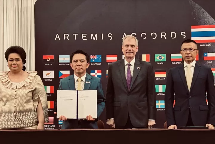 Menteri Pendidikan Tinggi, Sains, Riset, dan Inovasi Thailand Supamas Isarabhakdi, Direktur Eksekutif GISTDA Pakorn Apaphant saat penandatangan Perjanjian Artemis.  (Kemenlu AS)