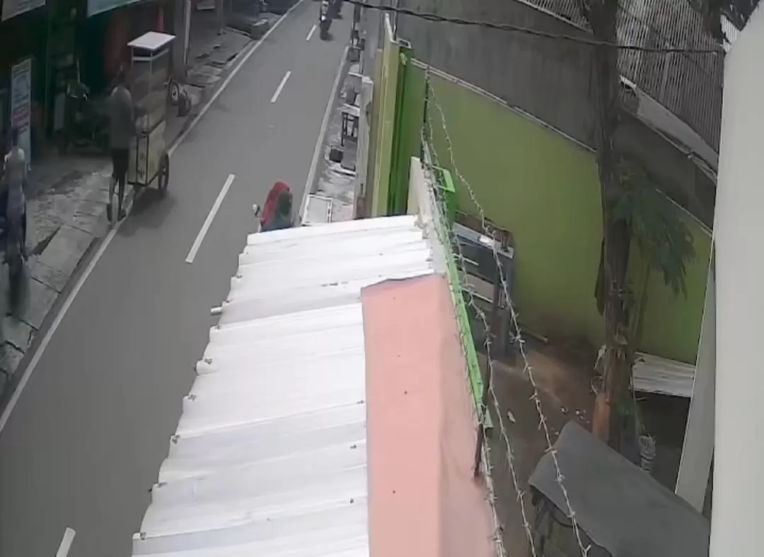 Tangkapan layar video viral perempuan pertahankan motor dari pencuri di Jakut  (Instagram @jakut.update)