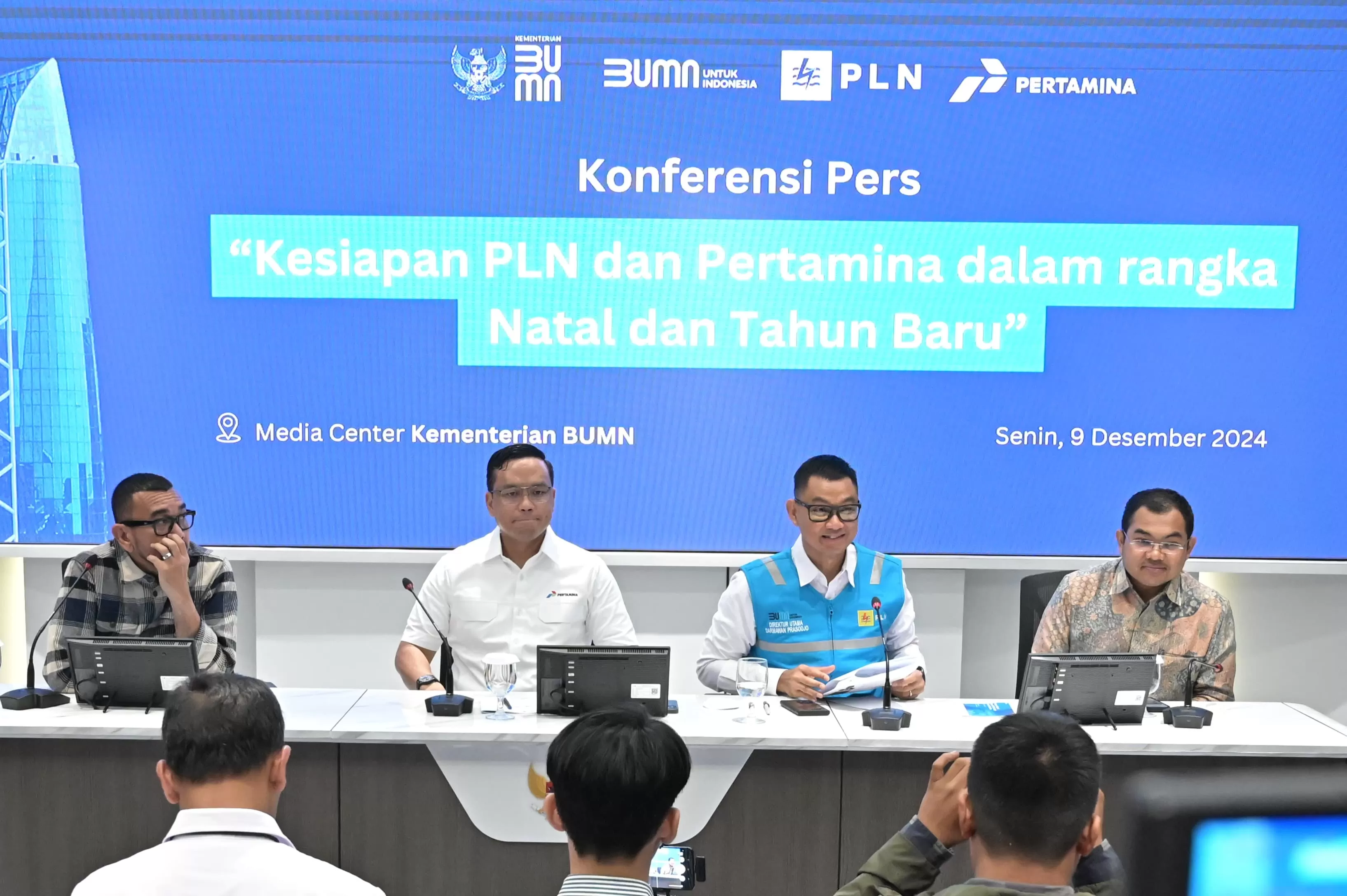 Direktur Utama PLN Darmawan Prasodjo (rompi biru) saat konferensi pers persiapan jelang Natal 2024 dan Tahun Baru 2025 (Nataru).