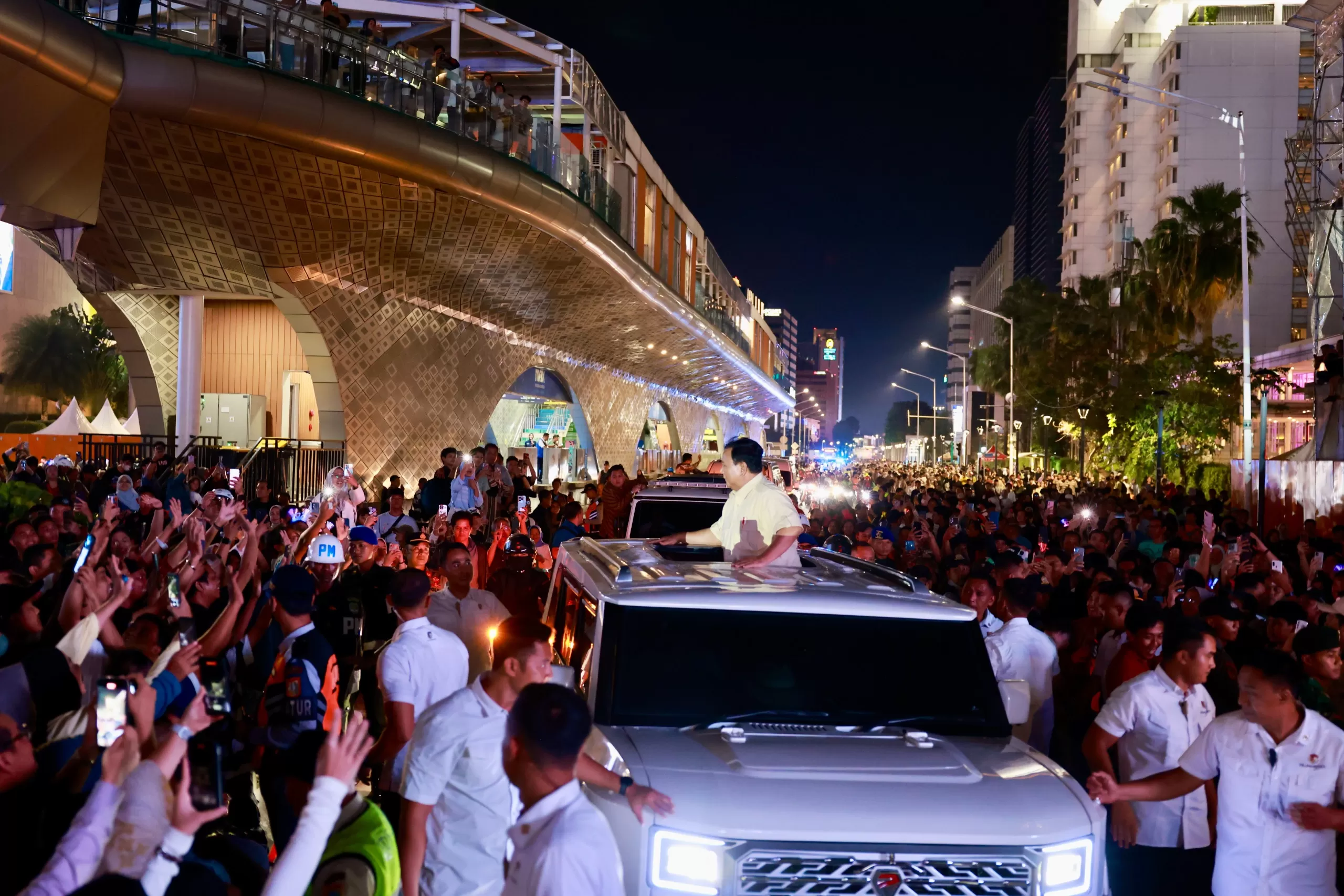 Presiden RI Prabowo Subianto disambut antusias masyarakat yang berkumpul di sepanjang jalan Sudirman-Thamrin. (istimewa). (Istimewa)