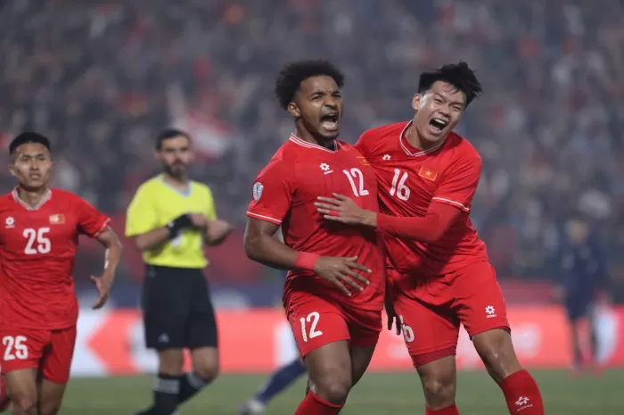 Nguyen Xuan Son (kedua dari kanan) (VFF)