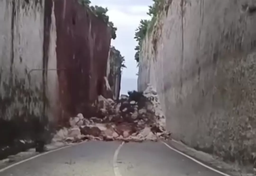 Dinding tebing di kawasan Pantai Tanah Barak, Badung, Bali longsor  (Foto: Instagram/@denpasarnow)