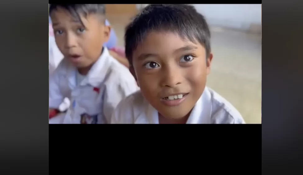 Viral Siswa SD di Gorontalo simpan makanan gratis untuk ibu karena di rumah tidak ada nasi. (TikTok Rasni Adam).  (TikTok Rasni Adam)