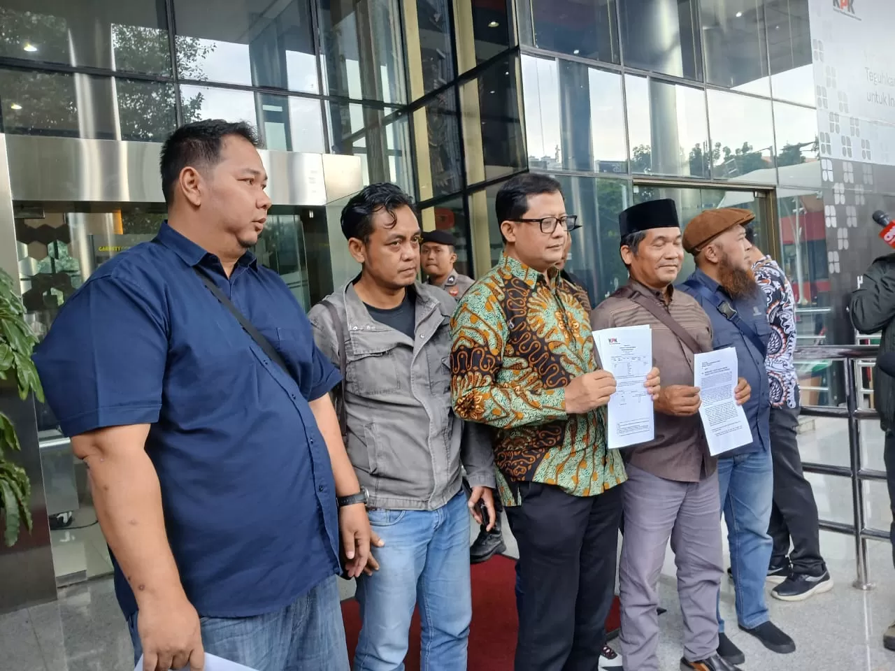 Aktivis NURANI 98 mendatangi gedung KPK untuk mendesak pengusutan dugaan korupsi mantan Presiden ke-7 Joko Widodo (Jokowi) dan keluarganya. (konteks.co.id)