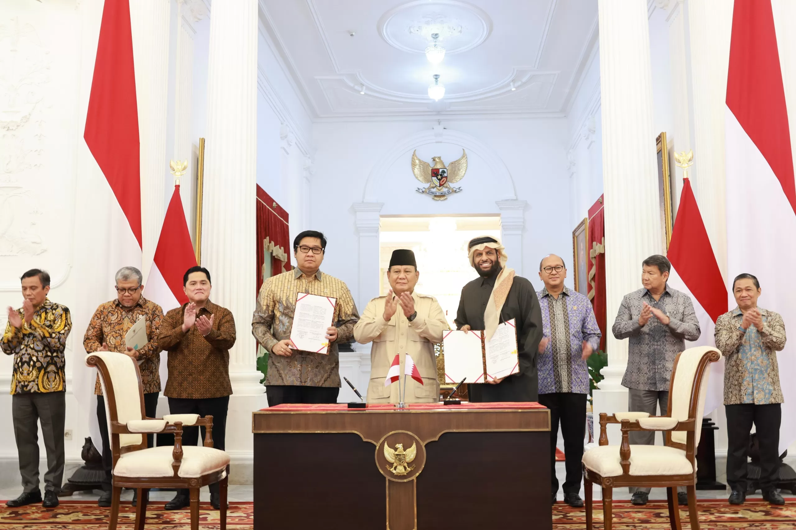 Presiden RI Prabowo Subianto menyaksikan penandatanganan nota kesepahaman atau MoU Indonesia dan Qatar. (presidenri.go.id)