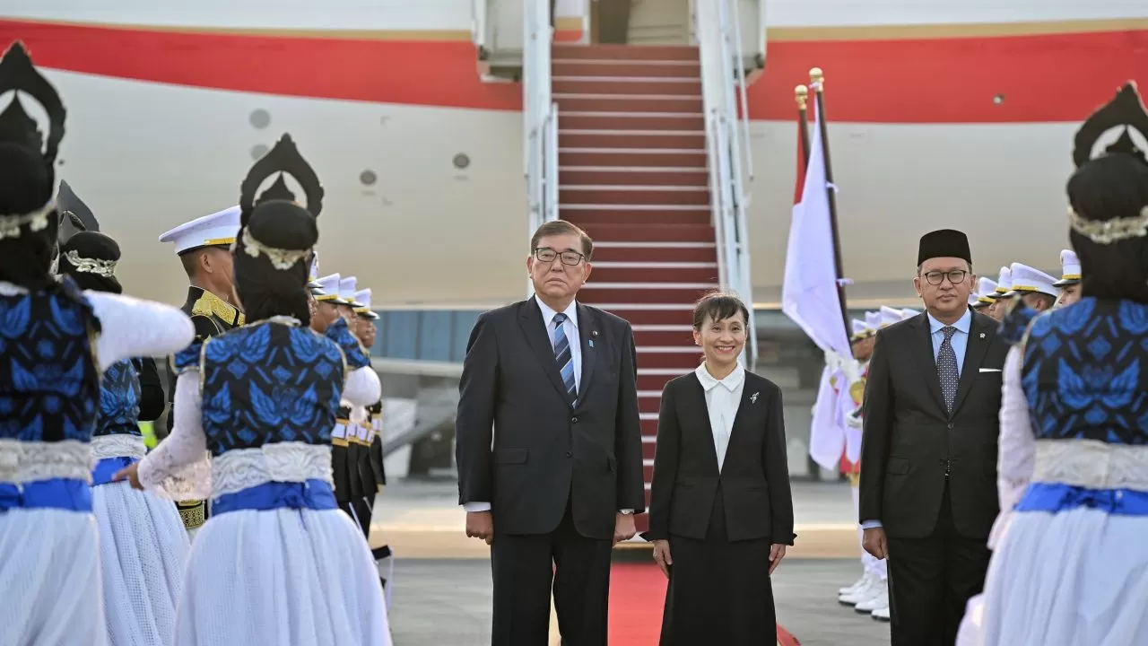 Perdana Menteri atau PM Jepang Shigeru Ishiba beserta Ibu Yoshiko Ishiba saat tiba di Bandara Internasional Soekarno-Hatta, Tangerang, Banten, pada Januari 2025. Ia dikabarkan mundur. ( Foto: Dok BPMI Setpres/Rusman)