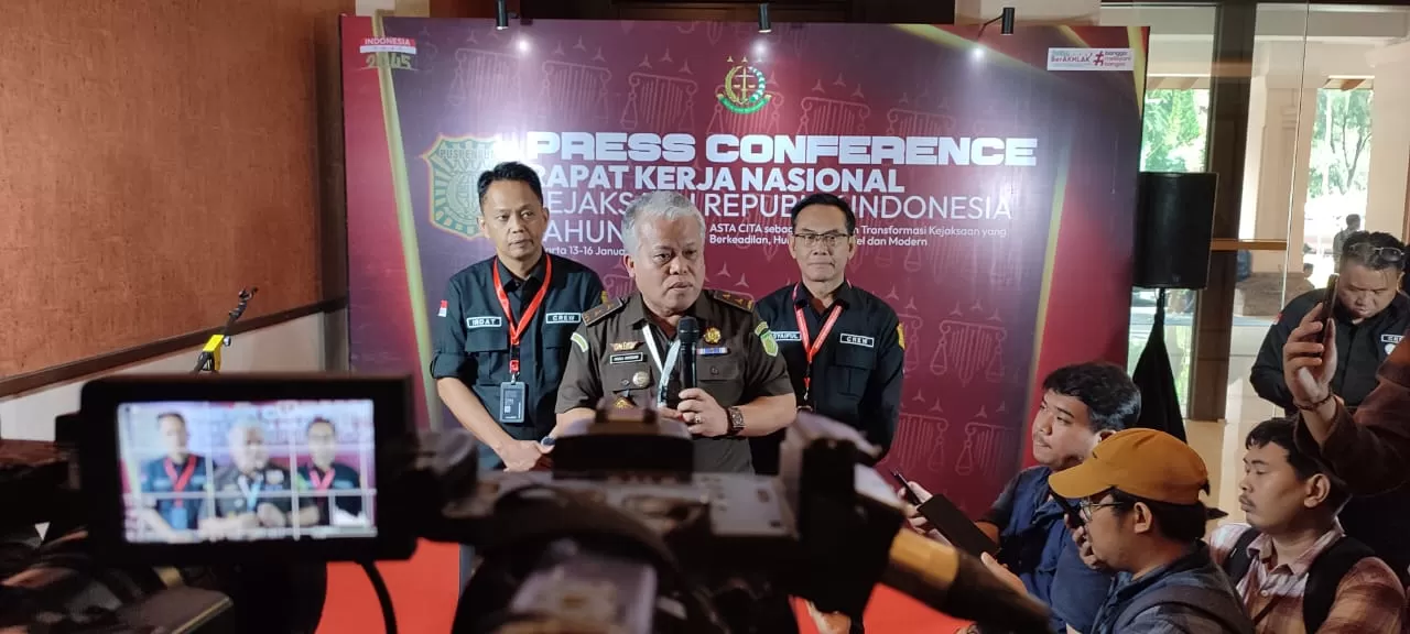 Kapuspenkum Kejagung Harli Siregar menyatakan pihaknya akan memberikan perlindungan hukum kepada Guru Besar IPB Bambang Hero, ahli yang menghitung kerugian negara  Rp271 triliun. (Konteks.co.id/Jimmy Radjah)