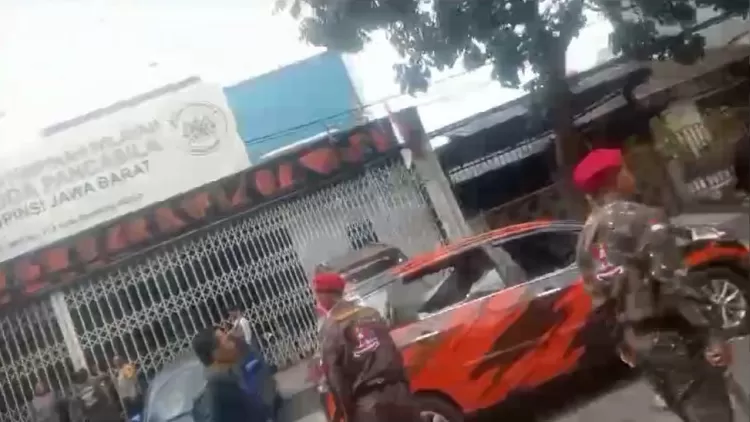Markas MPW Pemuda Pancasila di Bandung, Jawa Barat diduga diserang ormas GRIB (Foto: Tangkapan Layar)