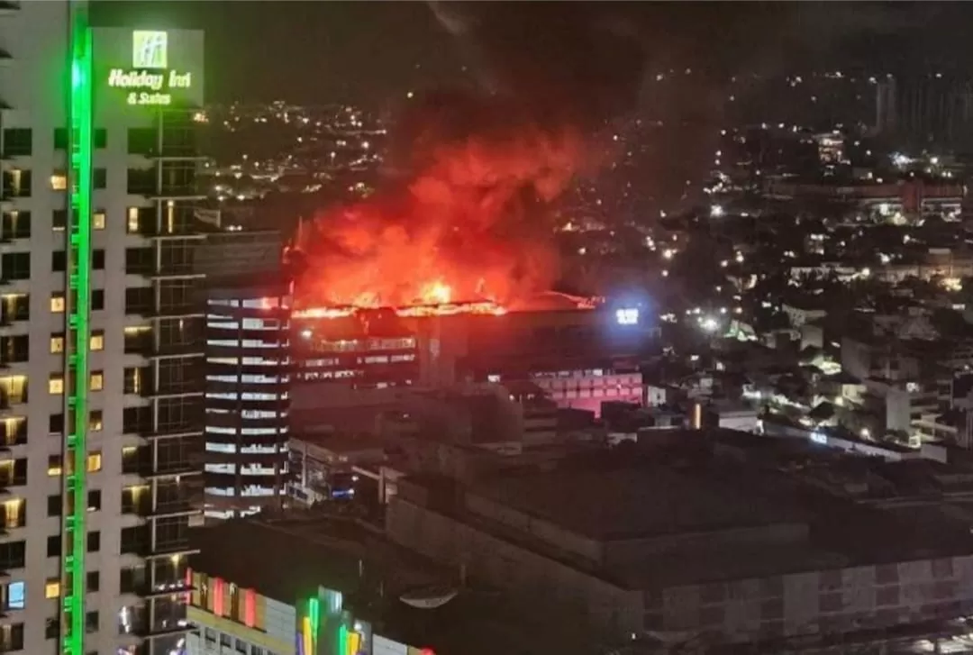 Kebakaran di Glodok Plaza Jakarta, 14 orang dilaporkan masih hilang  (X.com/KokohHendry)