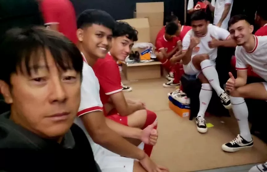 Momen kebersamaan Shin Tae-yong di ruang ganti Timnas Indonesia saat masih melatih Skuad Garuda. (Foto: Instagram/shintaeyong7777)