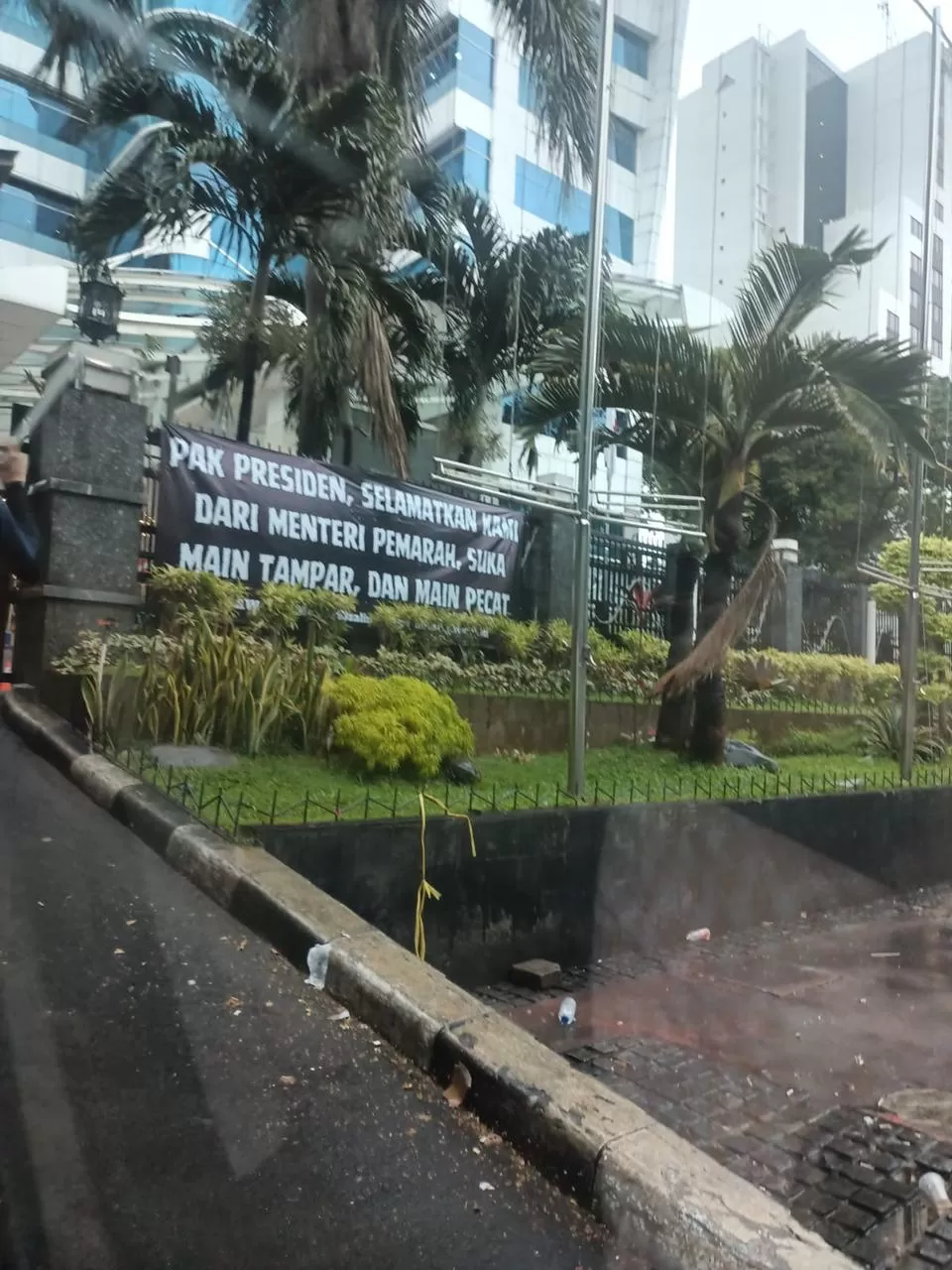 Unjuk rasa menuntut Menteri Satryo Soemantri Brodjonegoro dicopot karena dituding bertindak arogan bahkan bersikap kasar kepada pegawai.