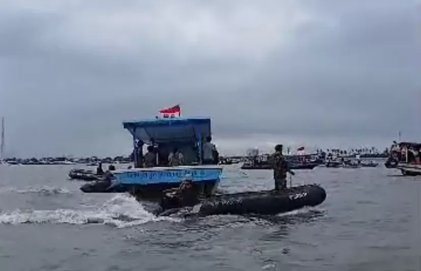 Pembongkaran pagar laut di Tangerang, melibatkan ribuan personel gabungan dari TNI AL dan kementerian.