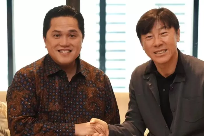 Ketum PSSI Erick Thohir (kiri) dan mantan Pelatih Timnas Indonesia, Shin Tae-yong (kanan). ((Instagram.com/@shintaeyong7777))