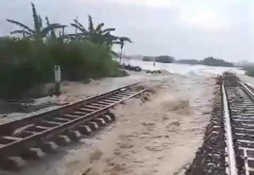 Rel terdampak banjir Grobokan, KAI batalkan dan alihkan perjalanan KA (Foto: X/@txttransportasi)
