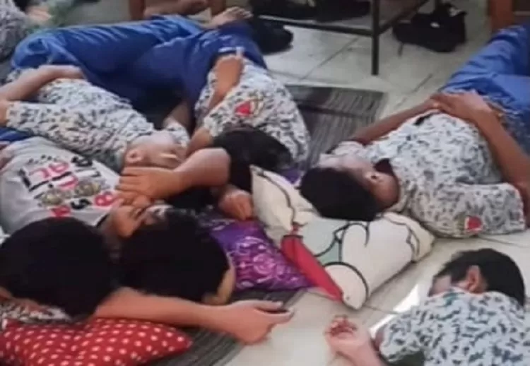 Tangkapan layar video viral siswa SMPN 39 Surabaya tidur siang di sekolah  (Instagram.com/smpn39sbyofficial)