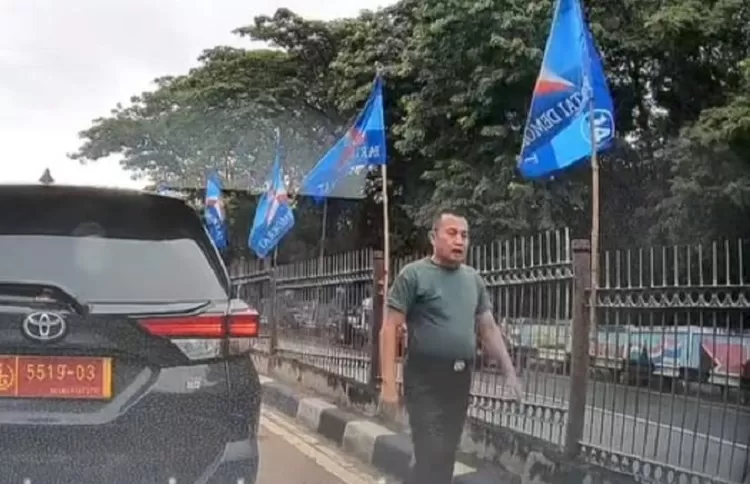 Video viral diduga oknum TNI maki dan pukul pengendara mobil di Jaktim (Foto: Tangkapan Layar/@dashcamindonesia)