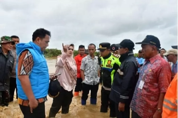 Foto Bupati Pekalongan mengunjungi lokasi tanah longsor dan banjir bandang  ( Foto: pekalongankab.go.id)