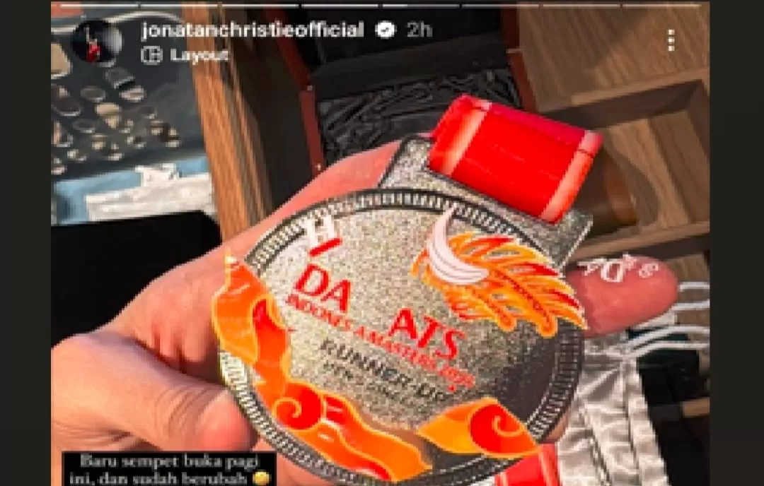 Medali Jonatan Christie dalam Indonesia Masters 2025 rusak.   (x.com/ainurohman)