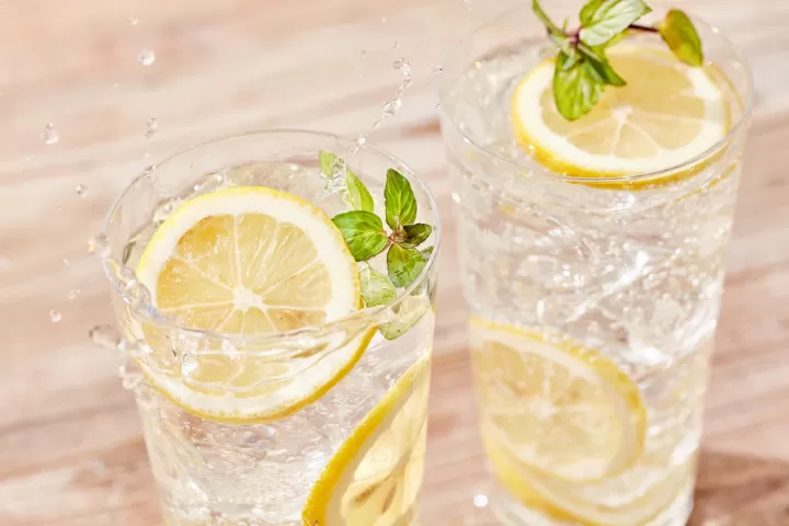 Sparkling Water: Segar dan Sehat, Tapi Benarkah Bisa Sebabkan Batu Ginjal?