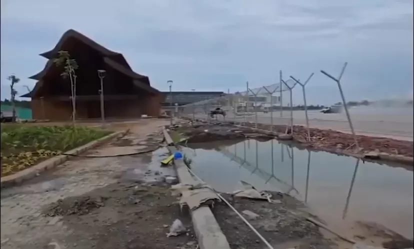 Bandara VVIP Ibu Kota Nusantara (IKN) atau Bandara Internasional Nusantara banjir akibat curah hujan tinggi. Kejadian ini viral di media sosial (medsos). 