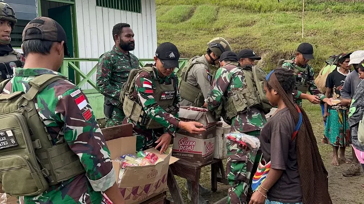 Bakti sosial Satgas Ops Damai Cartenz dari TNI-Polri di Distrik Kiwirok Papua Pegunungan (Dok: Satgas Ops Damai Cartenz)