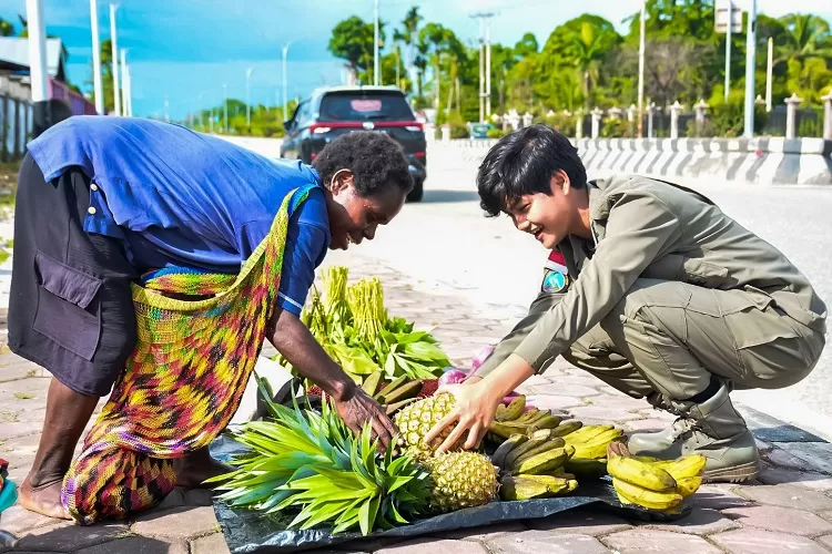 Bripda Annisa, anggota Polri dari Satgas Ops Damai Cartenz 2025 di pasar tradisional Papua Tengah (Dok Satgas Ops Damai Cartenz 2025)