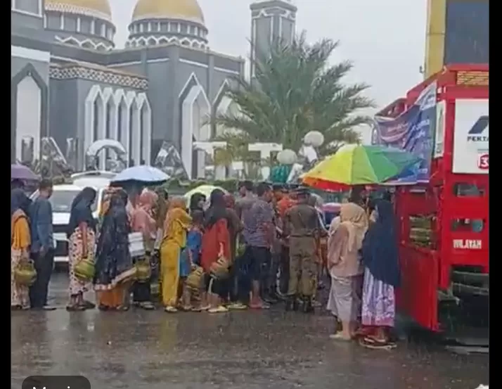 Antrean warga membeli gas epiji 3 kg di mobil Pertamina.