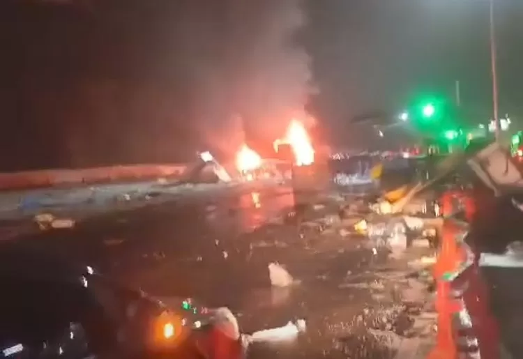 Kecelakaan maut di Gerbang Tol Ciawi, korban ada yang tewas terbakar dalam kendaraan  (X.com/@txtdaribogor)