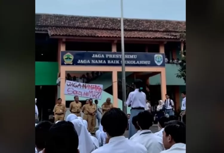 Siswa SMK N 2 Solo Demo karena Terancam Gagal Daftar SNBP.  (TikTok.com/bangton)