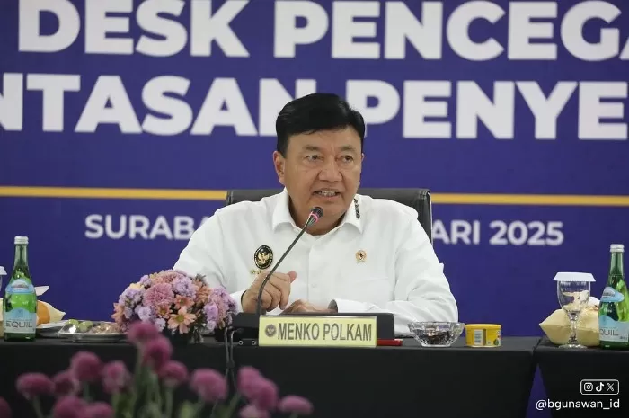 Potret Menko Polkam RI Budi Gunawan yang mengungkap kasus penyelundupan barang impor dalam konferensi pers di Surabaya, Jawa Timur, pada Rabu, 5 Februari 2025. (Instagram.com/@bgunawan_id)