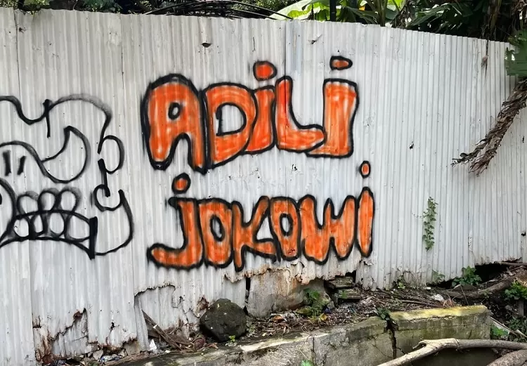 Coretan atau vandalisme 'Adili Jokowi' bertebaran di Malang, Surabaya hingga Yogyakarta  (Foto: X.com/@gantanamera)