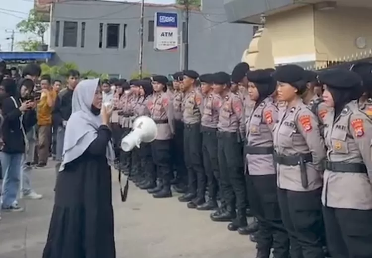 Warga demo di Polda Banten soal penangkapan warga terkait pembakaran peternakan ayam di Kampung Cibetus, Desa Curuggoong, Kecamatan Padarincang, Kabupaten Serang (Dok: WALHI)