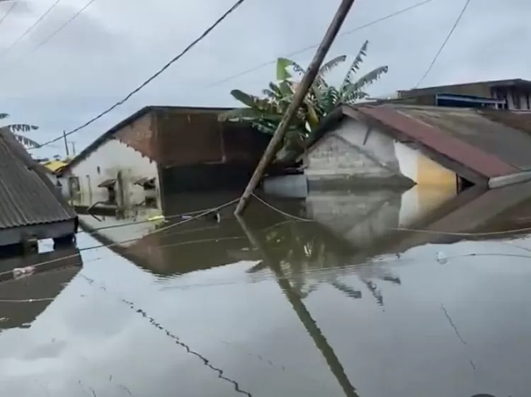 Banjir terjang sejumlah wilayah di Kota Makassar hingga lebih dari 2 meter (Foto: X.com/@Daenginfo)