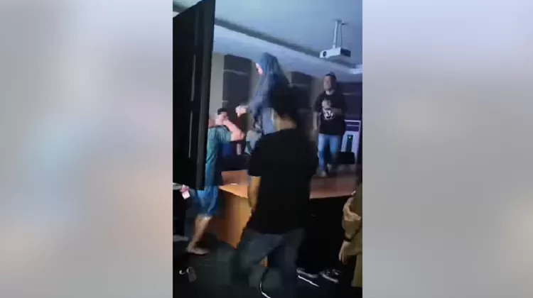 Video viral yang memperlihatkan pegawai  Dinas PUPR Kutai Timur pesta di kantor (Foto: Tangkapan layar)