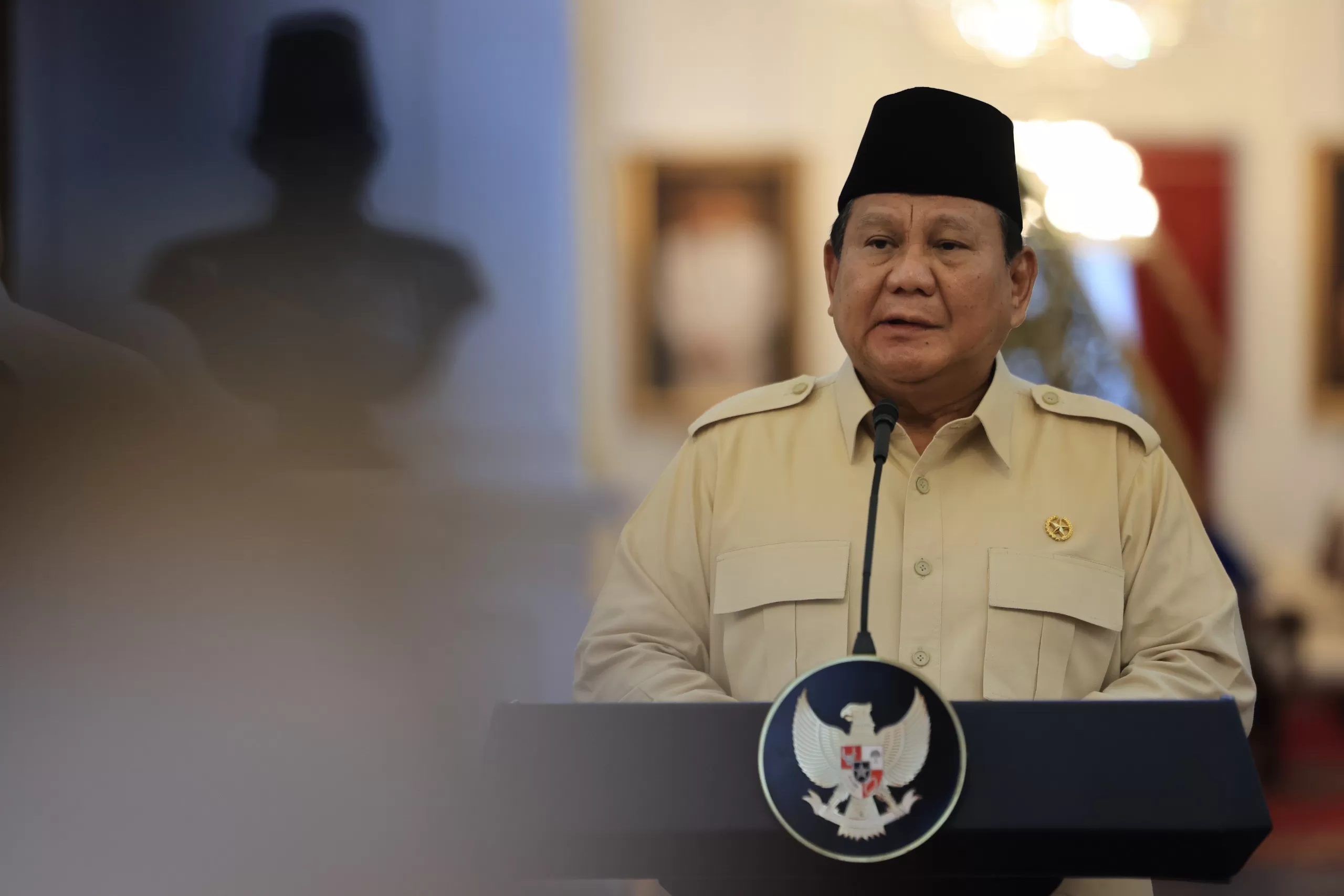 Presiden Prabowo saat konferensi pers terkait Peraturan Pemerintah (PP) soal devisa hasil ekspor sumber daya alam Indonesia di Istana Negara, Jakarta Pusat, Senin, 17 Februari 2025. (Dok: Istimewa)