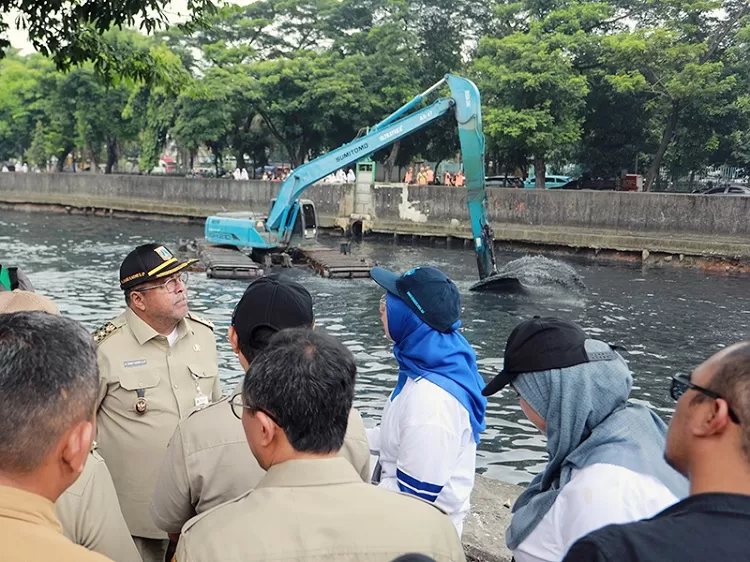 Rano Karno di Waduk Pluit, ungkap Pramono Anung ada di Magelang, PDIP jadi ikut retret (Foto: Beritajakarta.id)