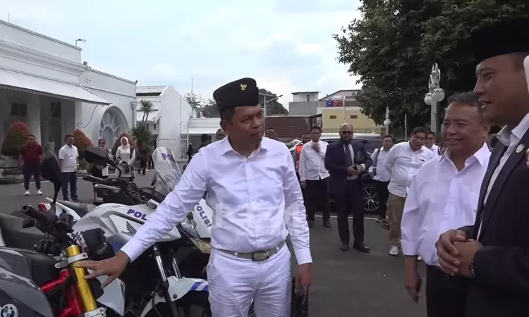 Gubernur Jawa Barat, Dedi Mulyadi alih fungsikan kendaraan dinas untuk Satpol PP dan RS Keliling  (Dok: YouTube/Kang Dedi Mulyadi)