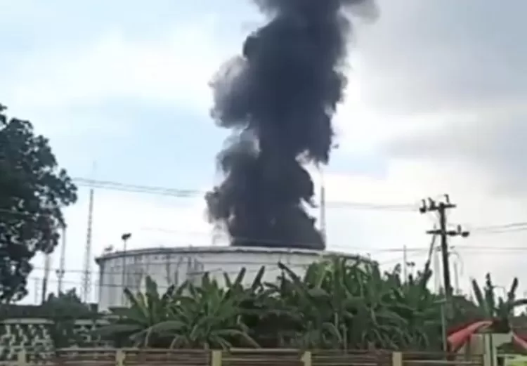 Kebakaran kilang Pertamina di Cilacap yang disebut berisi pertalite (Foto: x.com/@Jateng_Twit)