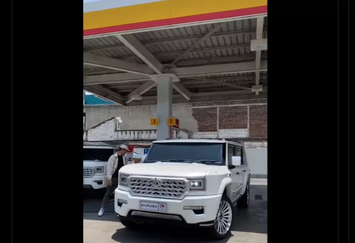 Tampak dua mobil Maung Garuda Limousine yang mirip mobil dinas Presiden Prabowo Subianto tengah mengisi BBM di SPBU Shell, bukan Pertamina. (X.com @MafiaWasit)