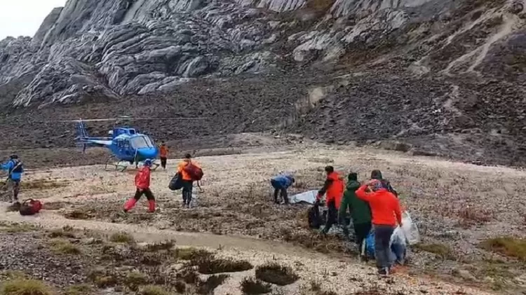 Proses evakuasi dua pendaki perempuan yang meninggal dunia di Puncak Gunung Carstensz Papua (Foto: Istimewa)