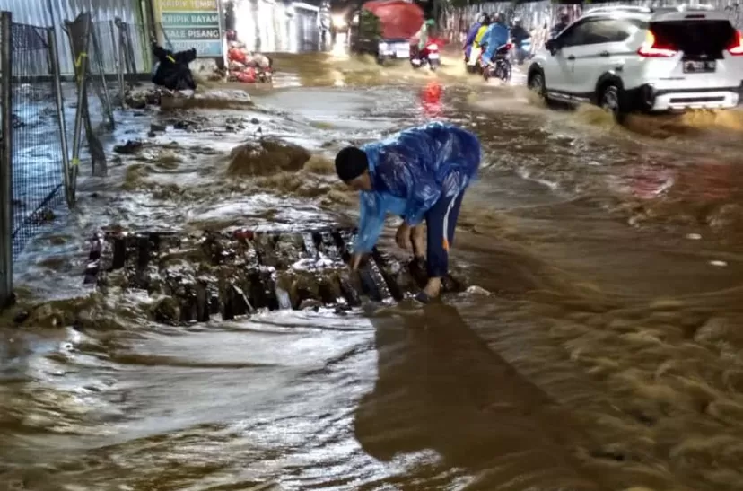 Air banjir meluap hingga  jalan utama Puncak, Bogor, di wilayah Cisarua. 