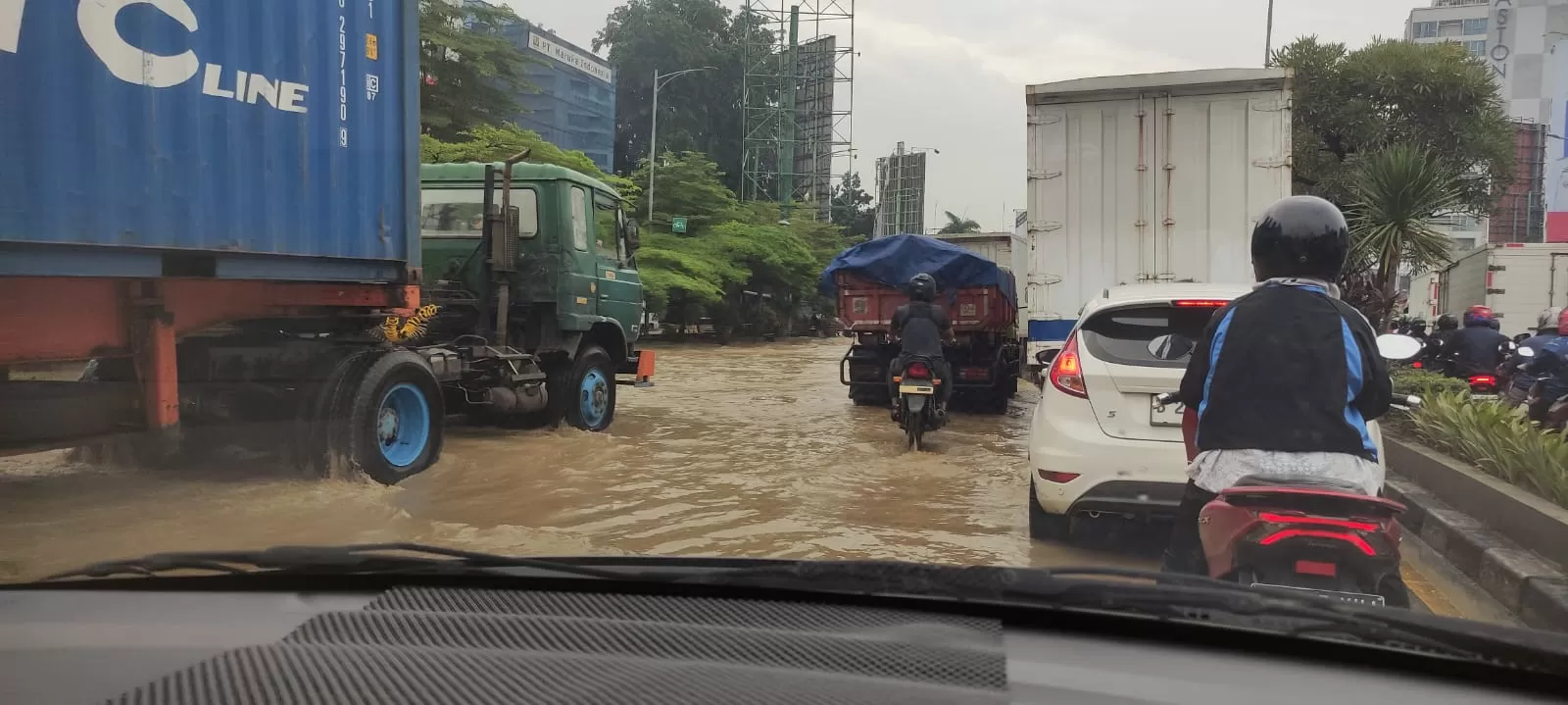 Banjir di Jalan Ahmad Yani, Bekasi hingga menyebabkan kemacetan lalu lintas (Foto: Konteks.co.id)